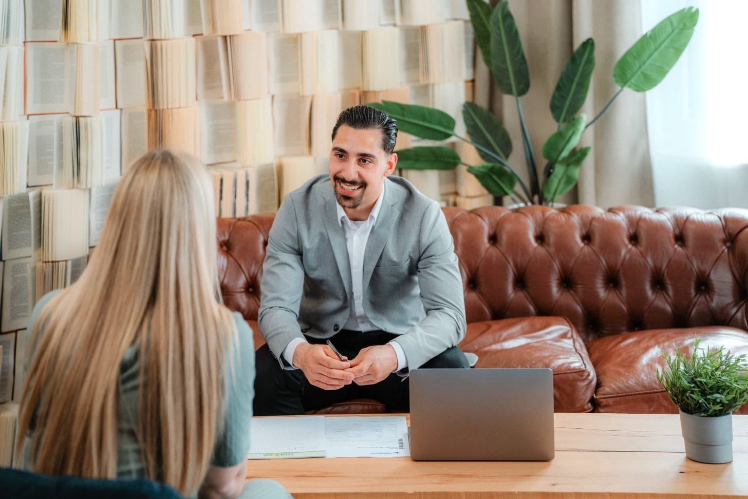 Firat Cagli erklärt Versicherungspolicen während eines Beratungsgesprächs.