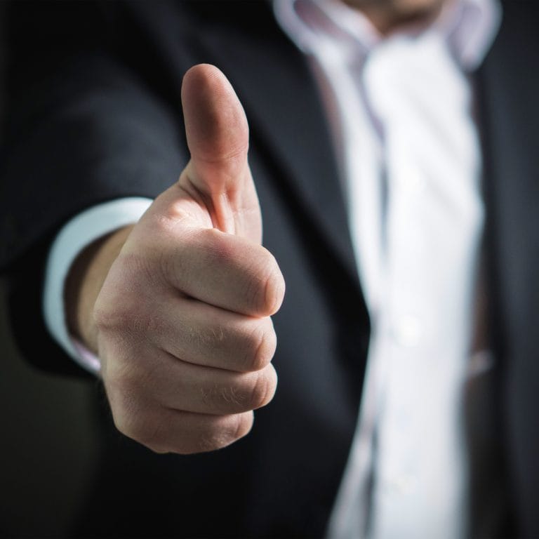 Eine Hand mit einem Daumen hoch. Symbolisch für Gruppentarife als maxXse Partner.