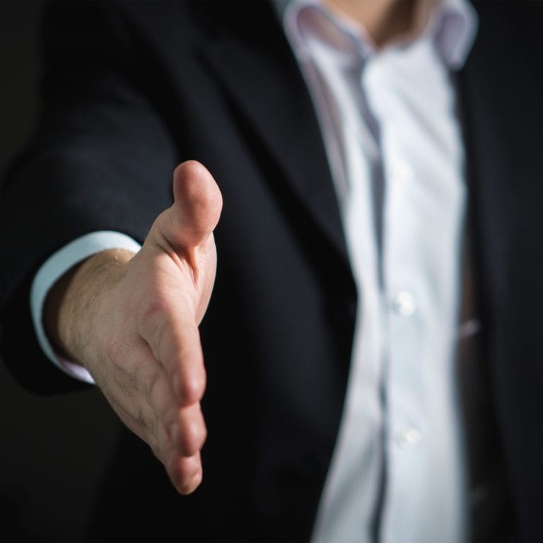 Eine Hand wird gereicht. Symbolisch für Ideenvorschläge als maxXse Partner.