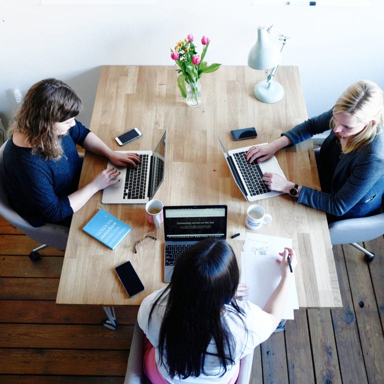 Eine Gruppe von Menschen mit Notebooks lernen gemeinsam. Symbolisch für die Schulungen, die man als maxXse Partner erhält.