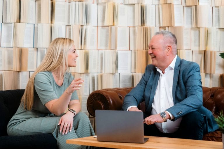 Peter Mennel berät eine Kundin über Versicherungen.