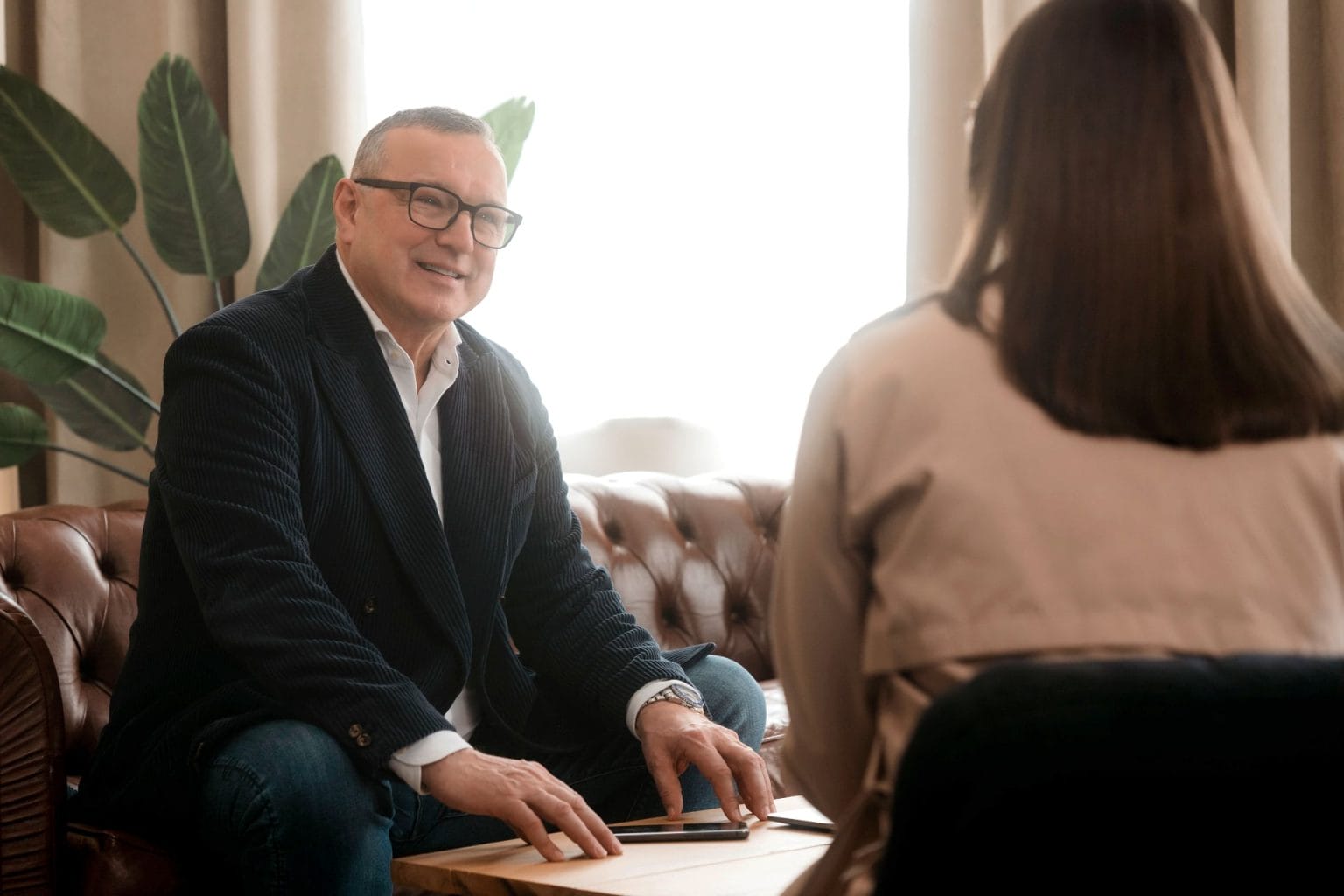 Rudolf Dierl im Beratungsgespräch mit einer Klientin.