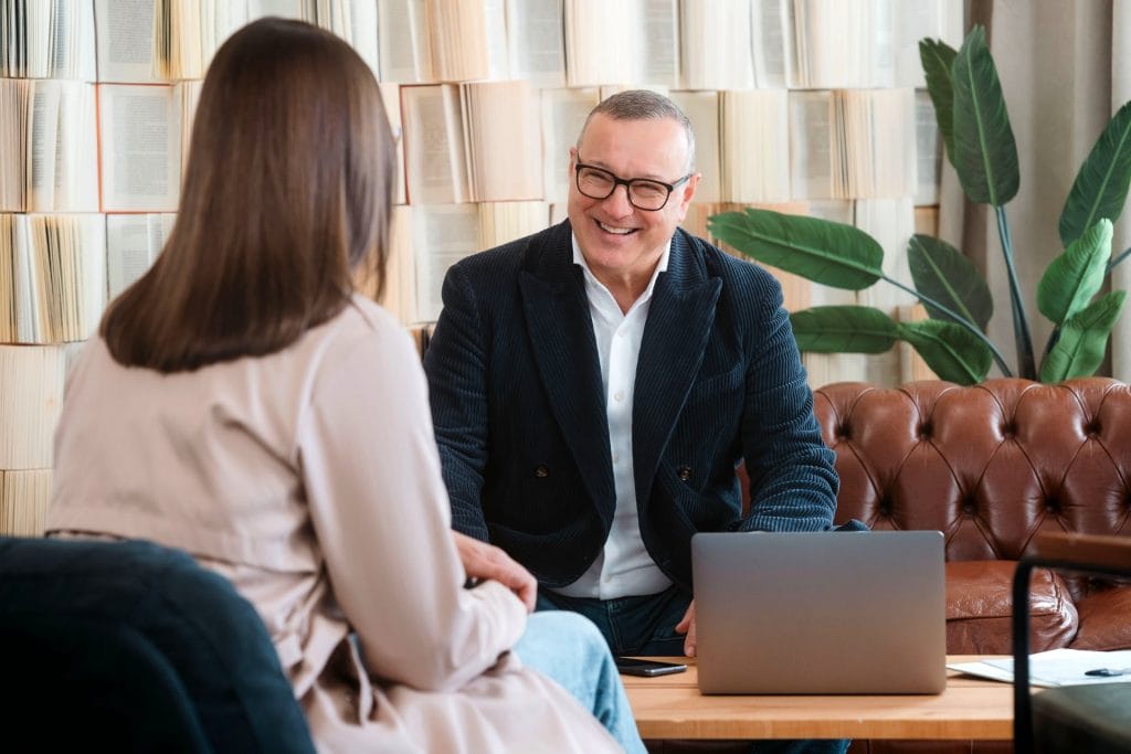 Rudolf Dierl, Inhaber der maxXse Versicherungsmakler in Nürnberg, im Beratungsgespräch mit einer Klientin.