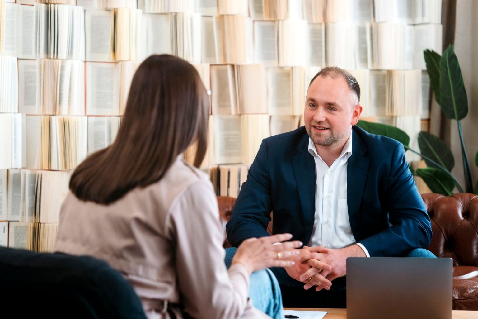 Thomas Nadolski spricht mit einer Kundin im Beratungsgespräch.