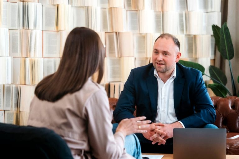 Thomas Nadolski spricht mit einer Kundin im Beratungsgespräch.